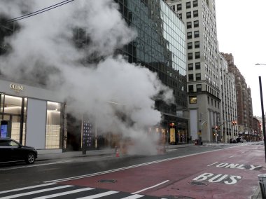 (Covid-19 / New York 'ta Hareket. 29 Mart 2020, New York, ABD: Coronavirus salgını yüzünden Apple mağazası ve Trump Kulesi kapatıldı ve New York 'ta sokaklar boşaldı