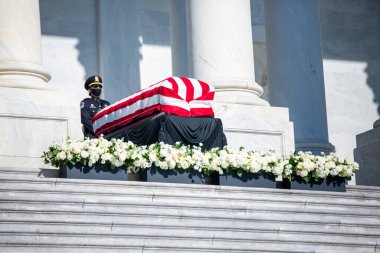 Yargıç Ruth Ginsburg Capitol Hill 'in son günü. 25 Eylül 2020, Washington DC, ABD. ABD Kongre Binası Rotunda yönetiminde bulunmanın benzersiz onuruna erişen Yargıç Ruth Bader Ginsburg son kez Yüksek Mahkeme ve Kongre Binası 'ndan ayrıldı.,