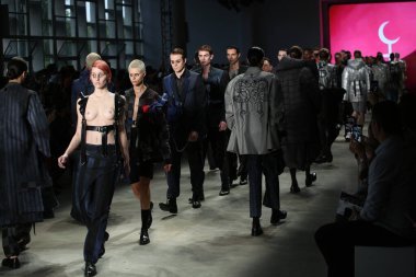 SAO PAULO, SP, 10 / 17 / 2019 - SPFW N48 - Perşembe gecesi Sao Paulo 'daki Ibirapuera Park' taki Pavilhao das Culturas Brasileiras 'taki SPFW N48 marka geçit töreni 