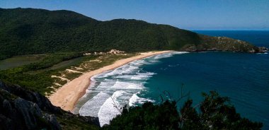 FLORIANOPOLIS, SC, 17.01.2020 - MOVIMENTACAO JURthe-INTERNACIONAL - Praia de Jurere Internacional Hareketi Florianopolis 'in kuzeyinde yer almaktadır. 