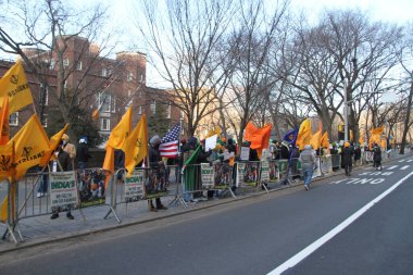 26 Aralık 2020, New York, ABD: Bazı Hintli vatandaşlar, Hint hükümetinin çiftçilere uyguladığı siyah yasaları protesto etmek için New York 'taki 64 sokak ile 5. Cadde' deki Hint konsolosluğunun önünde toplandı. Hükümetin istediğini iddia ettiler.