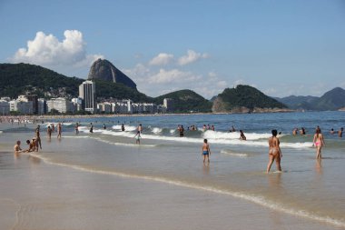 Rio de Janeiro sahillerindeki insanlar