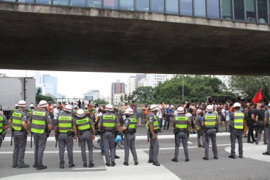 9 Ocak 2021, Sao Paulo, Brezilya: Paulista Caddesi 'ndeki MASP' de 60-64 yaşları arasında Sao Paulo 'nun anneleri ve Sao Paulo' nun doğu bölgesinden Mayıs ayının anneleri tarafından düzenlenen ücretsiz otobüs biletinin çekilmesine karşı barışçıl bir protesto.