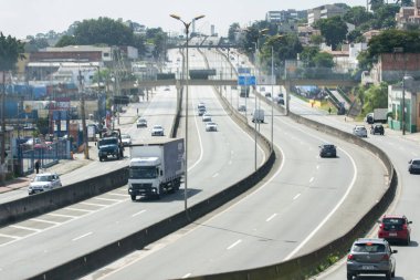 (COVID-19: Cotia 'da hareket. 31 Mart 2020, Cotia, Sao Paulo, Brezilya: Cotia şehrinde birçok kapalı işletmeye rağmen, insanlar covid-19 salgını nedeniyle izolasyon kararına saygı göstermiyorlar