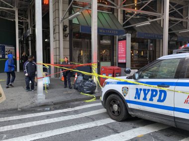 NOVA YORK, EUA 22.12.2019. RUAS INTERDITADAS POR DOS DOS GELOS DAS NEVESİ. Ruas 57 e 58 entre sexta e setima avenidas em Nova York foram interditadas por causa dos gelos das Neves que estao caindo predios em volta do locais domingo (22)) 