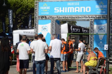 İtalyan bisiklet festivali. 12 Eylül 2020, Rimini, İtalya: İtalyan Bisiklet Festivali binlerce ziyaretçiyle başladı ve bu Pazar gününe kadar Parque Fellini 'de devam ediyor. Salgın bile bu olayı durduramadı. 