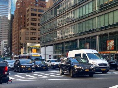 (Manhattan 'da yoğun trafik var. 30 Haziran 2020, Manhattan, New York, ABD: Bu sabah Manhattan' ın ortasında 3. caddede ağır bir trafik var ve yayalar için ağır hareket ve zorluklara neden oluyor. (Fotoğraf: Niyi Fote / TheNews2 / Depozito Fotoğrafları)