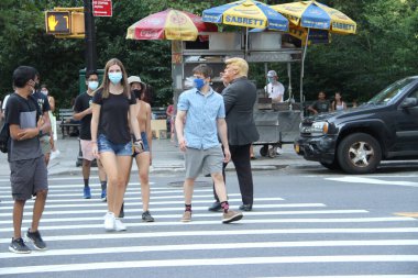 6 Eylül 2020, New York, ABD: ABD Başkanı Donald Trump gibi giyinmiş bir adam, 59. ve 6. caddeler arasındaki trafiği kontrol ediyor. (Fotoğraf: Niyi Fote / TheNews2 / Dep