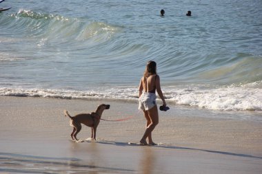 Copacabana sahilinde hareketlilik var. 21 Haziran 2020, Rio de Janeiro, Brezilya: Sosyal izolasyon önerilerine rağmen Copacabana plajındaki insanların yoğun hareketi, Rio de Janeiro