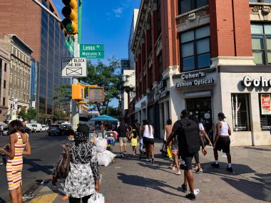 Harlem (ABD), 01 / 08 / 2020 - TRAVEL / VENDORS / STREETS / USA - Sokak satıcıları kaldırımlar boyunca görülürken, insanlar bu Cumartesi (1.)