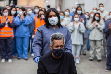  Brezilya, Sao Paulo - 29 Haziran 2020: Pacaembu kampanya hastanesi kapatıldı. Sao Paulo Belediye Başkanı Bruno Covas ve Sağlık Bakanı Edson Aparecido Pacaembu Kampanya Hastanesi 'nin kapatılmasına başladılar. Son hastalar nakledildi.