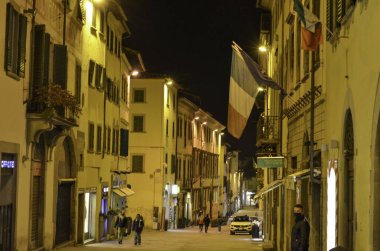 İtalya 'ya yeni Covid-19 kısıtlamaları getirilecek. 1 Kasım 2020 'de Sansepolcro, Toscana, İtalya: Caddeler daha boş hale gelirken, İtalya' da tam bir ablukayı önlemek için 2 Kasım 'da yeni ve daha fazla kısıtlama getirilecek 