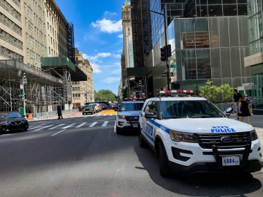 New York, ABD: New York City 'nin bu hafta yeniden açılmasına rağmen, Coronavirus salgını nedeniyle Times Meydanı bölgesinde bazı mağazalar hala kapalı.