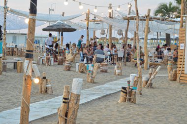 Riviera Romagnola 'da 40 derece. 1 Ağustos 2020 'de İtalya' nın Rimini kentinde Ağustos ayı başı ve artan sıcaklıkla birlikte turistler ve İtalyanlar plajda serinlemek için bundan yararlanıyorlar.