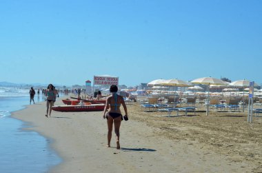 (Plaj hareketi. 7 Haziran 2020, Rimini, İtalya: Rimini, İtalya sahilinde hareketlilik