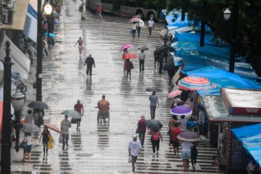 Sao Paulo (SP), 15 / 12 / 2020 - Paulista Bulvarı 'nda Yağmur ve Brezilya' nın Sao Paulo kentindeki Conosalaco Caddesi 