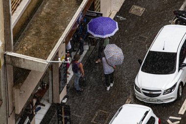 Sao Paulo 'da şiddetli yağış var. 8 Aralık 2020, Sao Paulo, Brezilya: Sao Paulo şehir merkezindeki sağanak yağış sel ve insanların akışını etkiliyor