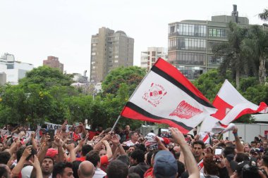 LIMA, PERU22.11.2019.TORCEDORES DO RIVER plaka EM LIMA.Os torcedores do time do River plaka festejando na Kennedy Park em Lima nesta sexta (22) vespera do jogo da libertadores entre Flamengo e River Plate.. (Fotoğraf: Nestor Romero Zerpa / Thes2)