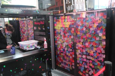 New York, ABD: New York City 'nin bu hafta yeniden açılmasına rağmen, Coronavirus salgını nedeniyle Times Meydanı bölgesinde bazı mağazalar hala kapalı