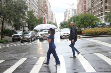 1 Eylül 2020, New York, ABD: Bu sabah New York 'ta hafif bir yağış, bazılarının şemsiye kullanmak zorunda kalması nedeniyle New Yorkluların ve turistlerin rutinlerini değiştirdi. (Fotoğraf: Niyi Fote / TheNews2 / Depozito Fotoğrafları) 