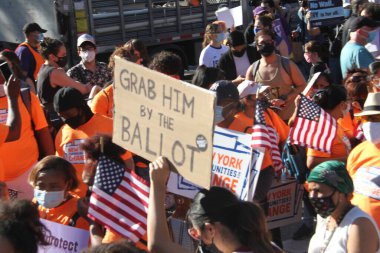 7 Kasım 2020, New York, ABD: İnsanlar, ABD 'nin 46. Başkanı olarak Joe Biden' ın zaferini kutlamak için Columbus Circle, New York 'ta toplandı. (Fotoğraf: Niyi Fote / TheNews2 / Depozito Fotoğrafları) 