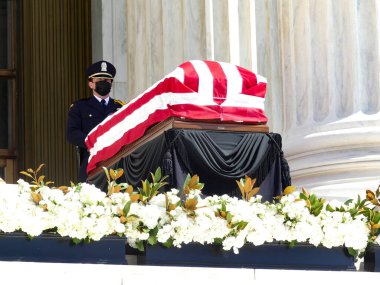 WASHINGTON DC, ABD, 23.09.2020 - Yüksek Mahkeme için SOLEMN nöbeti RuTH GINSBURG - Büyük bir Amerikalı avukat dinlenirken, bir gece nöbeti ve tarihi olaylar seremonisi Birleşik Devletler Anayasa Mahkemesi önünde gerçekleşir.