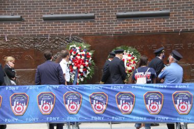 (New York 'ta 11 Eylül Anma Günü kutlaması. 11 Eylül 2020, New York, ABD: 9 / 11 Anma Günü New York 'ta gerçekleşti. Aileler ve arkadaşlar, Dünya Ticaret Merkezi' ne düzenlenen terörist saldırı sırasında ölenlere saygılarını sunuyor. 