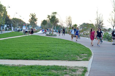 RIMINI, ITA, 25.07.2020 - MOVIMTACAO EM RIMINI - İtalya 'nın Rimini kentindeki insanların hareketi, Parco del Mare' nin açılışıyla, insanlar bu Cumartesi sokaktaki insanlarla rutinlerine geri dönüyorlar.