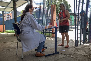 (Sao Paulo 'daki Paulista Bulvarı' nda kurulan çadırda Covid-19 'a karşı aşı. 25 Temmuz 2021, Sao Paulo, Brezilya: İnsanlar 25 Pazar günü Sao Paulo 'da Paulista Bulvarı' nda kurulan bir çadırda Covid-19 'a karşı aşılandı. Belediye Başkanı Ricardo Nunes