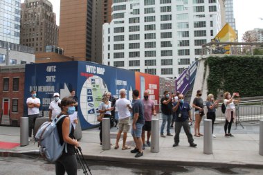 (New York 'ta 11 Eylül Anma Günü kutlaması. 11 Eylül 2020, New York, ABD: 9 / 11 Anma Günü New York 'ta gerçekleşti. Aileler ve arkadaşlar, Dünya Ticaret Merkezi' ne düzenlenen terörist saldırı sırasında ölenlere saygılarını sunuyor. 