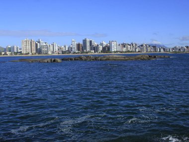 (Itatiaia Adası 'nda insan hareketleri. 20 Ocak 2021, Vila Velha, Espirito Santo, Brezilya: İnsanların Itatiaia adasında hareket etmeleri, aileyle saatler geçirmek için ideal bir yer. Itapoa plajından 1.5 km uzaklıkta ve bo için birkaç seçeneği var.