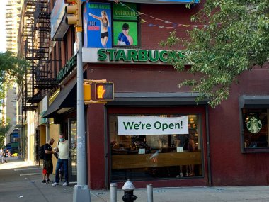 (Starbucks, Facebook reklamlarını nefret söylemini keserken durdurdu. 29 Haziran 2020, New York, ABD: Starbucks sosyal medyadaki nefret söylemini durdurmak için Facebook, Instagram ve Twitter platformlarındaki reklamlarını şu şekilde durdurdu