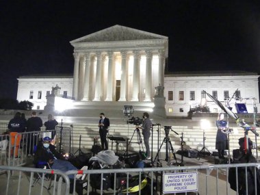 Washington DC (ABD), 21.09.2020 - ABD ÇİÇEKLERİ GÖREVİYOR BAĞLAR GINSBURG - Mum ışığıyla aydınlatılan, neredeyse sonsuz sayıda çiçek denizi, yargıç Ruth Bader Ginsburg 'un anısını onurlandıran kamuoyunu gözler önüne seriyor 