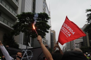 9 Ocak 2021, Sao Paulo, Brezilya: Paulista Caddesi 'ndeki MASP' de 60-64 yaşları arasında Sao Paulo 'nun anneleri ve Sao Paulo' nun doğu bölgesinden Mayıs ayının anneleri tarafından düzenlenen ücretsiz otobüs biletinin çekilmesine karşı barışçıl bir protesto.