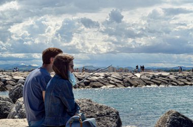 (Rimini, Covid-19 'un ortasında. 15 Haziran 2020, Rimini, İtalya: İtalya 'nın Rimini kenti şu anda çok büyük bir nüfusa sahiptir ve yeni Covid-19 vakaları kaydedilmemiştir. İnsanlar sahilin kıyısından geçerken görülüyor.