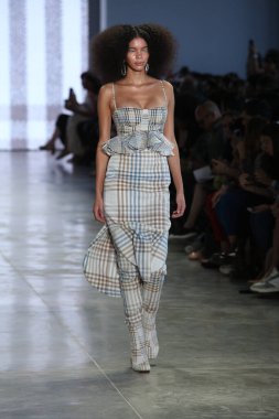 SAO PAULO, SP, 10 / 17 / 2019 - SPFW N48 - Perşembe gecesi Sao Paulo 'daki Ibirapuera Park' taki Pavilhao das Culturas Brasileiras 'taki SPFW N48 marka geçit töreni 