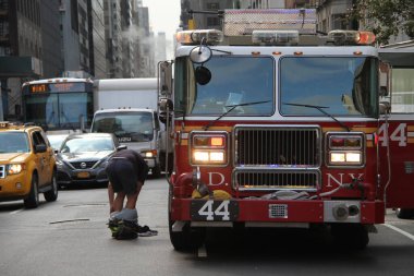 21 Ekim 2020, New York, ABD: Manhattan 'da 5. cadde ile Madison Bulvarı arasında Doğu 63. Cadde' de büyük bir gaz sızıntısı var. Kamu için herhangi bir tehlikeyi önlemek için yollar tıkanır ve...