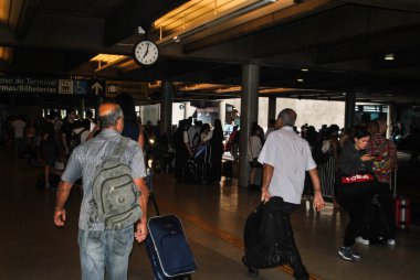 Tiete otobüs terminalinde hareket var. 27 Aralık 2020, Sao Paulo, Brezilya: Tiete otobüs terminalindeki tatillerde insanların büyük hareketi