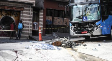 Sao Paulo 'daki Grajau Otobüs Terminali' nde kaza. 30 Mart 2020, Sao Paulo, Brezilya: Otobüs terminali önünde bir erkek öldü ve bir kadın ağır yaralandı.