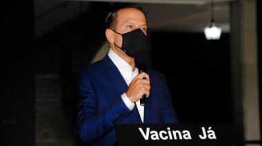 7 Aralık 2020 'de Sao Paulo, ABD: Sao Paulo Valisi Joao Doria, Sao Paulo' daki hükümet binası Palacio dos Bandeirantes 'da yapılan basın toplantısında Covid-19 aşısının 25 Ocak 2021' de halka uygulanacağını duyurdu.