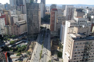 Sao Paulo şehir merkezinin hava manzarası. 29 Ağustos 2020, Sao Paulo, Brezilya: Sao Paulo şehir merkezinin havadan görünüşü, örneğin Nove de Julho Viaduct, Santander Binası, Sao Paulo Belediye Binası ve bu sıcak havada havuzun keyfini çıkaran insanlar