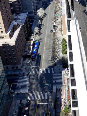 (NEW) Covid-19 / New York 'ta hareket. 28 Mart 2020, New York, ABD: Times Meydanı' nda insan hareketleri, New York sokaklarının havadan görünüşü ve yeni bir şey ile yolcuların bundan sonra otobüs şoförüne yaklaşması yasaktır.