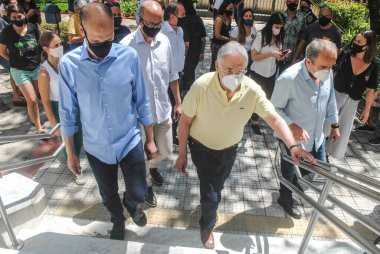 Sao Paulo 'daki seçimler: Eduardo Suplicy oyları. 15 Kasım 2020, Sao Paulo, Brezilya Alameda Gabriel Monteiro da Silva 'daki Colegio Madre Alix' te oy kullandı.