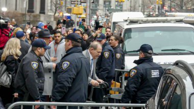 Nova York (EUA), 18 / 02 / 2020 - MOVIMENTACAO DURANTE O JULGAMENTO DA HARVEY WEINSTEIN. Bir Momoimentacao durante o julgamento do poderoso produtor do film Harvey Weinstein acusado de crime sexuais nesta terca (18) na Suprema Corte Estadual do Nova York