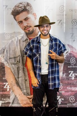 Sao Paulo 'daki Allianz Parque' da açık hava müzikali. 1 Ağustos 2020, Sao Paulo, Brezilya: Brezilyalı şarkıcılar yeni arabalı sinema formatında müzik şovlarını sunar