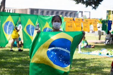 Brezilya başkanının lehine protestolar. 3 Mayıs 2020, Brezilya: Bolsonaro yanlısı protestocular bir konvoya katılıyor ve arabalarının içinde cumhurbaşkanına karşı sloganlar atarak Esplanada dos Ministerios 'a katılıyorlar.