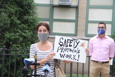 7 Ekim 2020, Forest Hill, New York, ABD: Bazı aileler New York eyalet valisinin okulları kapatma kararına tepki olarak 71-25 St. Forrest Hills, New York 'taki Devlet Okulu 196' da protesto eylemi düzenlediler. Phil Won, MSK 24 Topluluk Eğitimi Başkanı