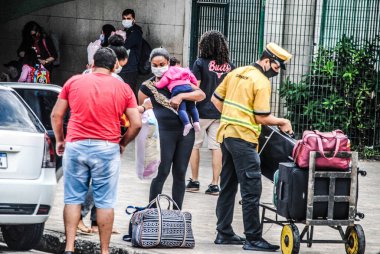 Tiete otobüs terminalinde hareket var. 27 Aralık 2020, Sao Paulo, Brezilya: Tiete otobüs terminalindeki tatillerde insanların büyük hareketi