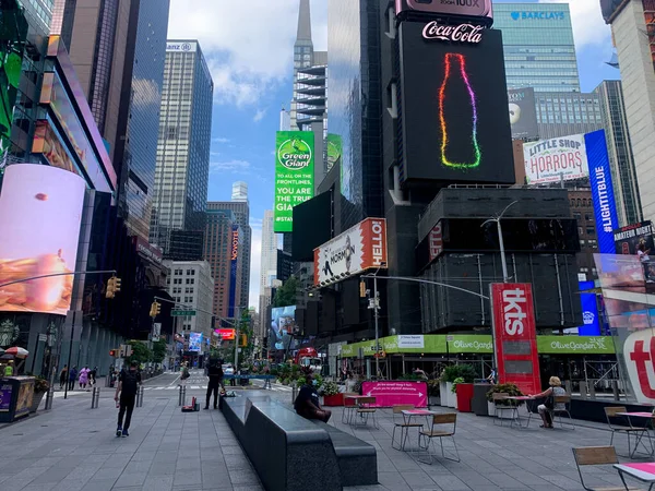 美国纽约 尽管纽约市本周重新开门营业 但由于科罗纳威斯大流行 一些商店仍关闭在时代广场地区 — 图库照片