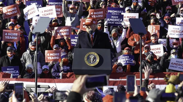 美国总统唐纳德 特朗普在2020年选举活动的最后一天发动了一场选举热潮 2020年11月2日 美国宾夕法尼亚州艾佛卡市威尔克斯 斯克兰顿国际机场 大批民众聚集在特朗普的政治高潮上 — 图库照片